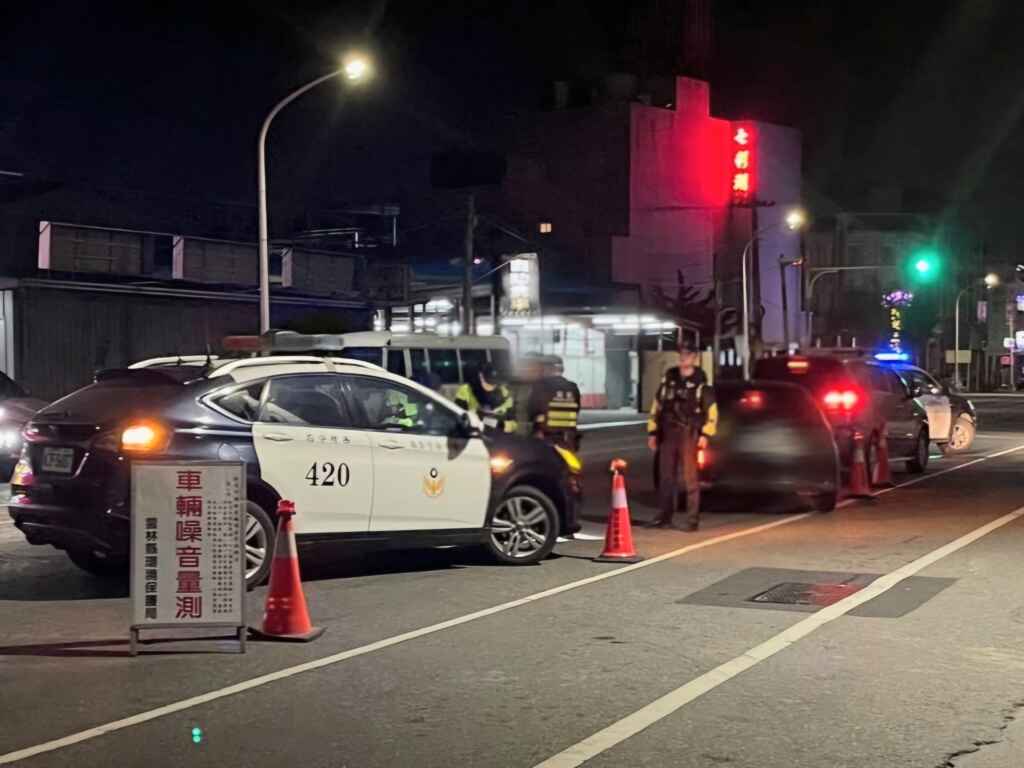 當日共查獲3輛不合格的噪音車輛。(記者廖承恩翻攝)警方配合環保及監理機關嚴格取締違規車輛。(記者廖承恩翻攝)