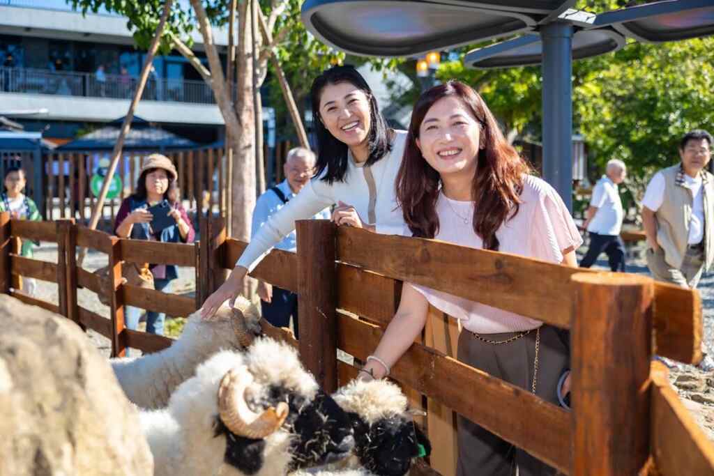 ▲鹿芝谷生態景觀園區營業時間為早上9:00至晚上6:00，作為一座以「自然共生」為核心理念的全新生態園區，結合河谷美景、生態保育、多肉植物DIY體驗以及展出在地藝術家的作品。（記者蘇彩娥攝）