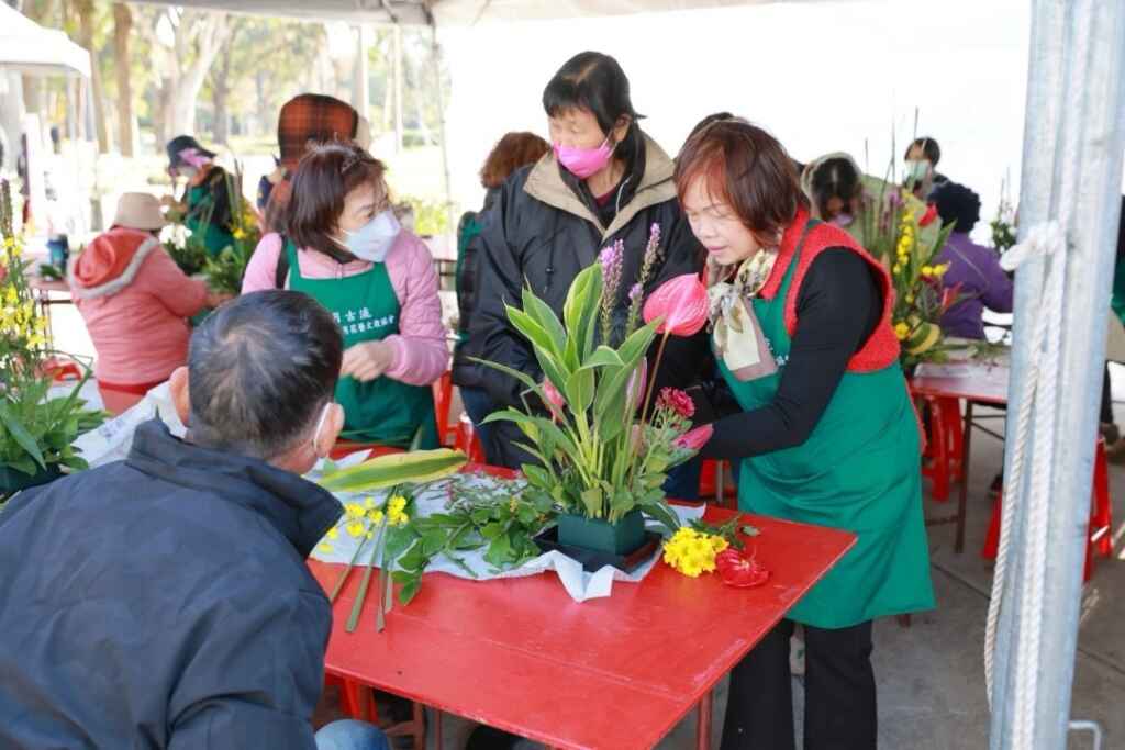 ▲食農教育體驗活動包含手染百合、蝴蝶蘭組盆手作指南、水晶花束、文心蘭水苔球、蜂巢蠟燭與柑橘種子盆栽等課程手作DIY，從中認識后里在地的農業物產及文化特色。（記者廖妙茜拍攝）