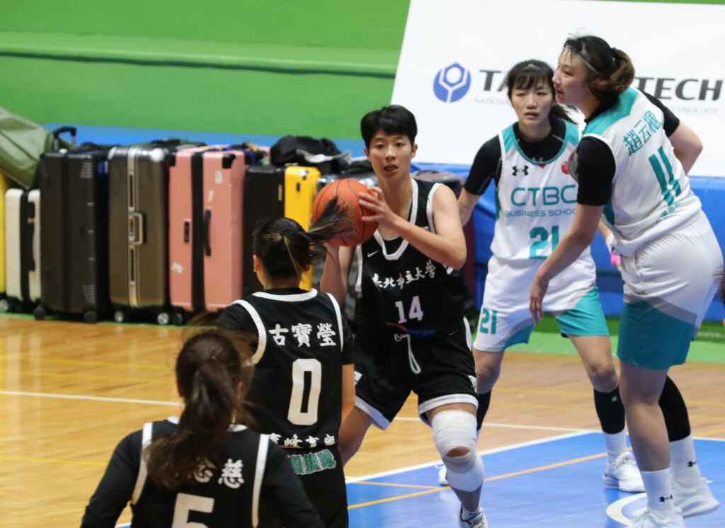 來自台南的中信金院女籃隊，打完本年封關戰獲6連勝，贏球之後就推著球場底線皮箱開心回台南。       (魏冠中攝影)