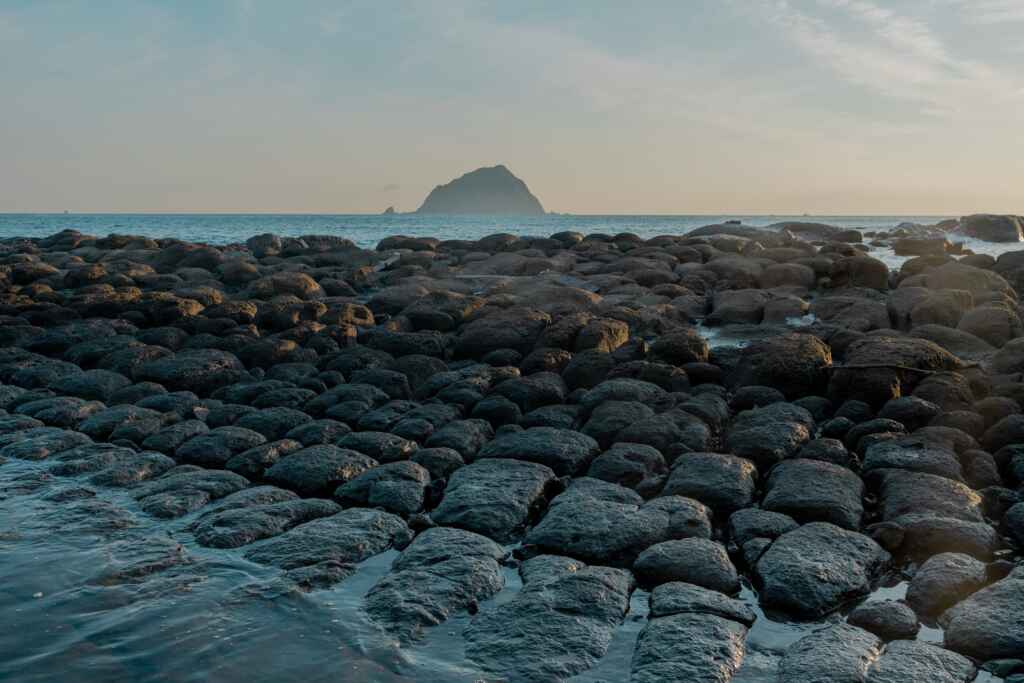 ▲阿拉寶灣由海浪長年拍打形成鬼斧神工的奇特海岸景觀，曾列入美國中文網評選「全球最美21個日出觀測點」之一，每年夏季採預約開放。（圖/和平島地質公園提供）