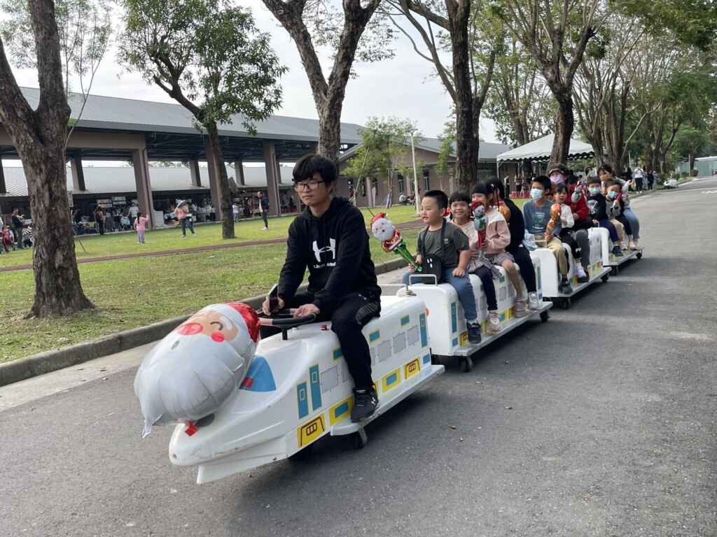 「潮好玩市集」，最受小朋友喜愛的當屬聖誕小火車巡禮。