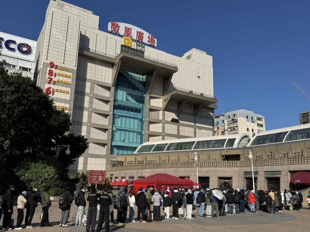 ▲微風廣場上千人排隊抽2025年新春開運福袋