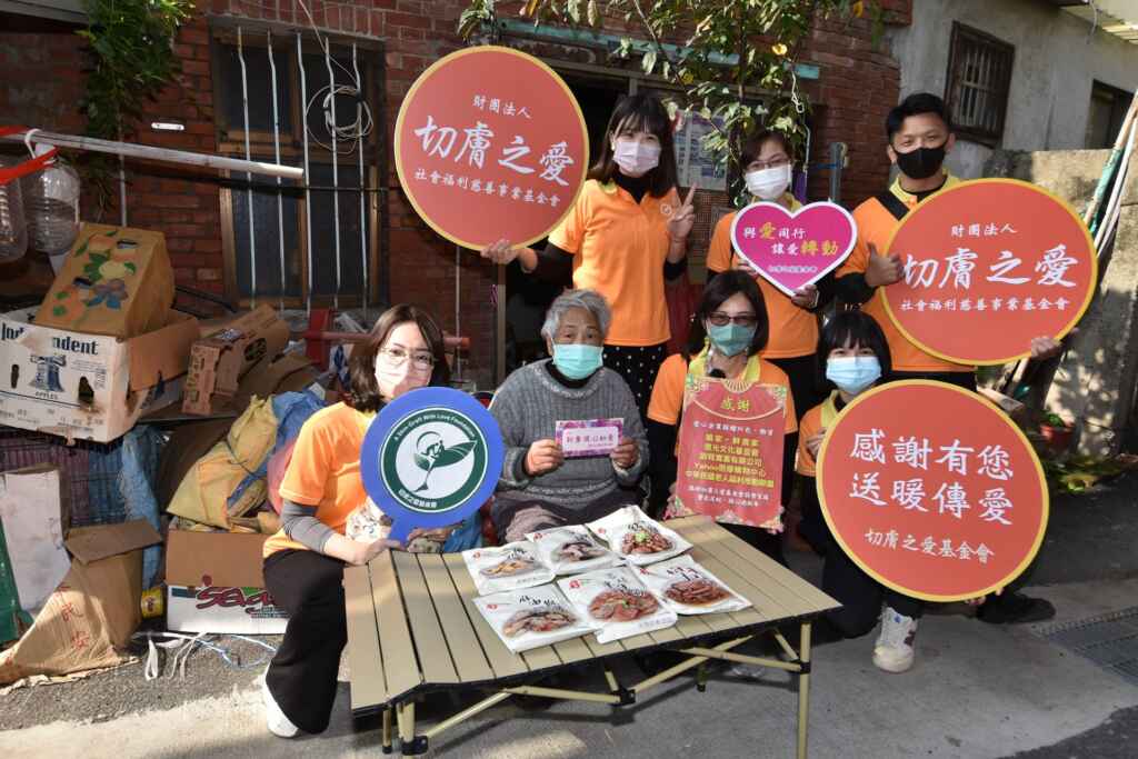 ▲詹麗珠執行長(前排右二)率領服務團隊,將滿載愛心的物資及紅包,送到許阿嬤(前排左二)家中。(切膚之愛基金會提供)