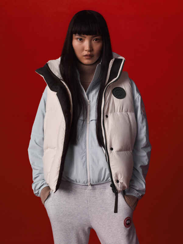 ▲【Canada Goose】Junction 羽絨背心擁有寬鬆版型設計，適合依據氣溫高低，混搭不同單品，再套上Chilliwack羊毛外套，時髦耐看又很保暖。