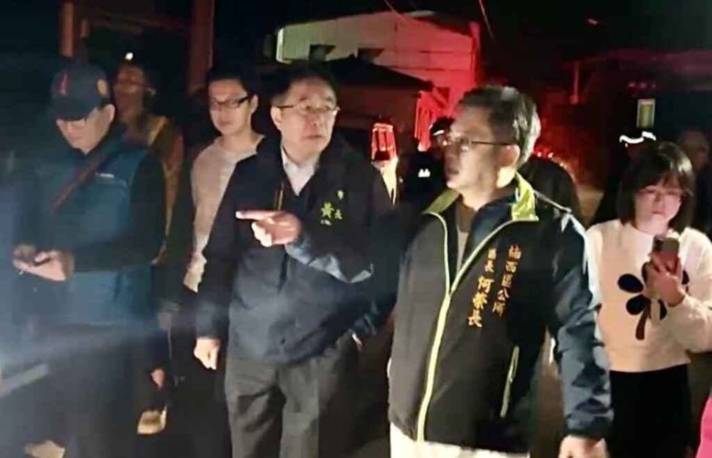 ▲0121地震導致楠西區房屋坍塌，台南市長黃偉哲震後第一時間趕赴災區慰問災民。（台南市政府提供）