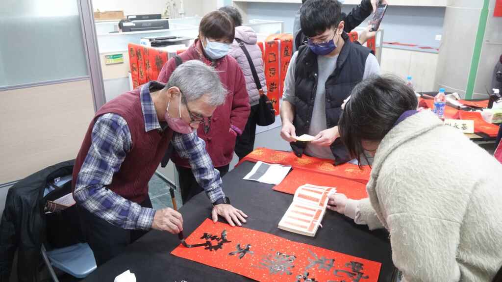 ▲台電彰化區營業處「蛇來運轉名家揮毫贈春聯」活動現場，書法大師精心揮毫，作品筆觸飛揚，氣韻生動。（記者林明佑攝）