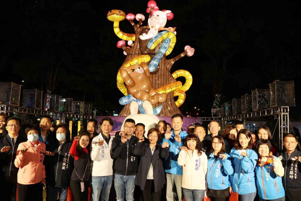 ▲2025員林燈會暨元宵節活動於今日晚間7時在員林公園正式點燈，現場湧現超過千名民眾前來共襄盛舉，人潮絡繹不絕，氣氛熱烈至極。（員林市公所提供）