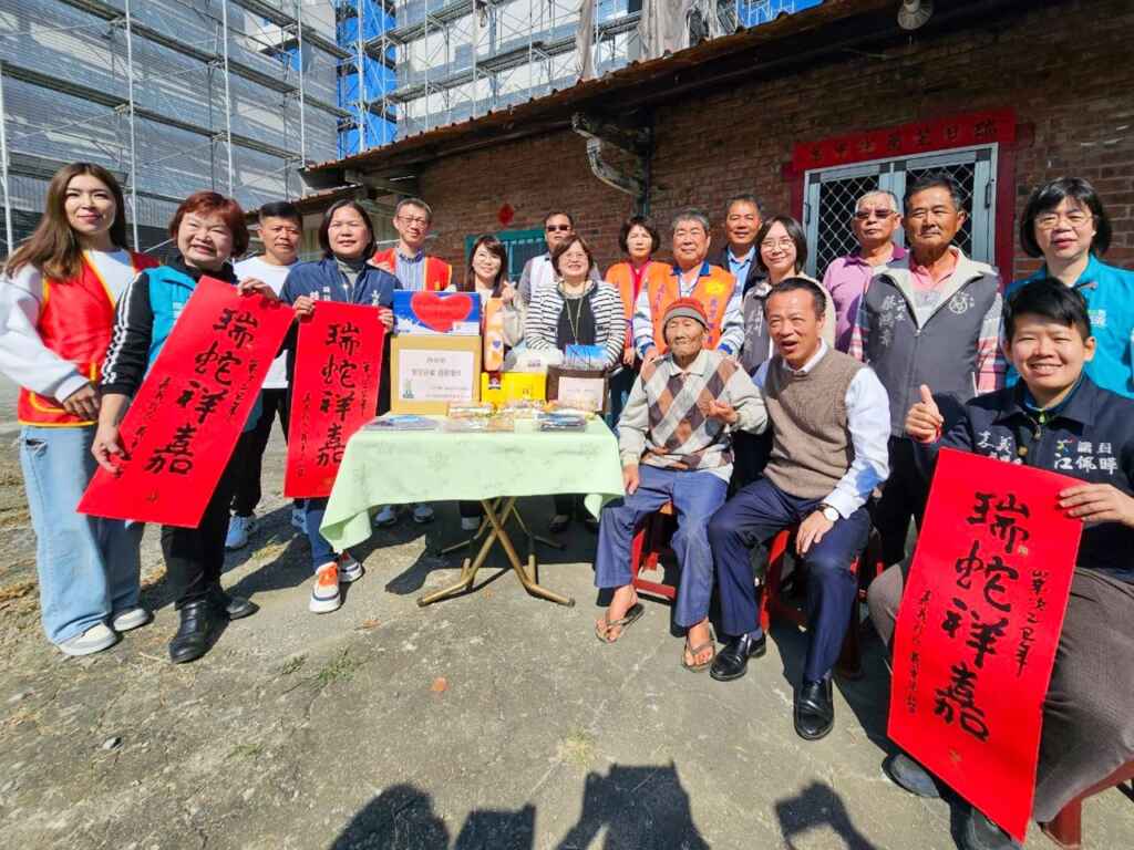 500多名獨居老人志工,不畏寒冬訪視長輩,今天鹿草鄉各界都來為長輩貼春聯、打掃環境。