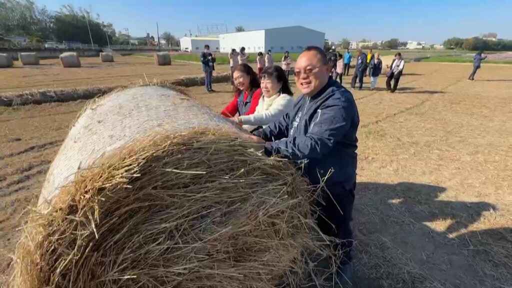 ▲和美花海設置稻草捲，營造出獨特的藝術氛圍。（記者林明佑翻攝）