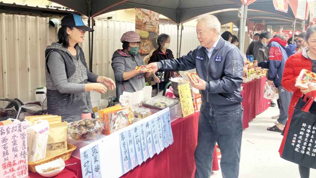 ▲和美鎮長林庚壬發送新春福袋。(記者林明佑翻攝)