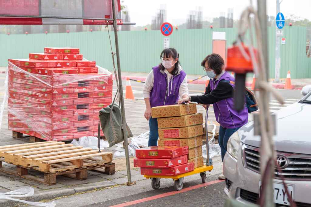 台農發公司董事長唐淑華，響應送暖邀集台灣工程界、農業界、醫療界、金融界等企業及個人一起支持加碼椪柑禮盒。