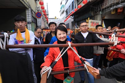 台中市長盧秀燕、立委黃健豪及市議員陳政顯共同扶轎恭送五府千歲起駕出巡，神轎從北區篤行路出發，場面盛大隆重。