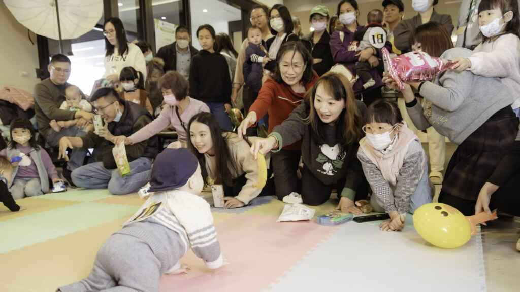 ▲秀傳產後護理之家於11日舉行四週年慶祝活動，以主題「寶寶爬行比賽」為核心，吸引眾多新生兒家庭參與，活動新增「小勇士闖關」挑戰，讓哥哥姐姐們也能參與趣味任務，場面充滿歡笑與親子互動。（記者林明佑翻攝）