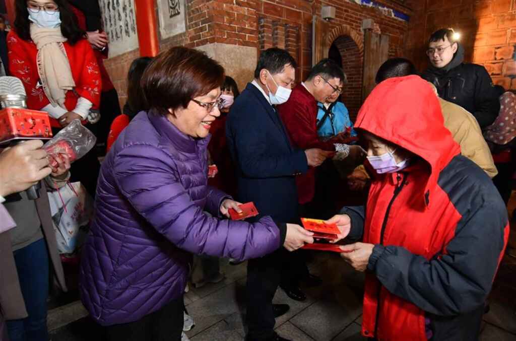 ▲彰化縣長王惠美發放福袋，希望將滿滿祝福送給大家，祝福大家新的一年，闔家平安、百業興旺、蛇來運轉、蛇年行大運。 （彰化縣政府提供）
