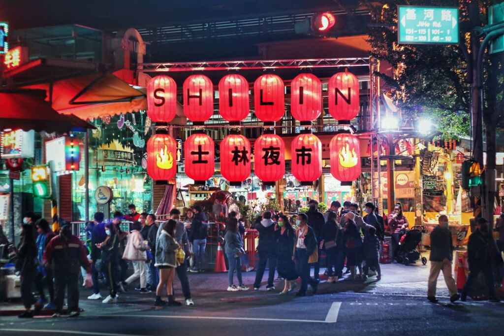 ▲士林夜市匯集各式美食與店家，為臺北經典夜市之一。（臺北市政府觀光傳播局提供）