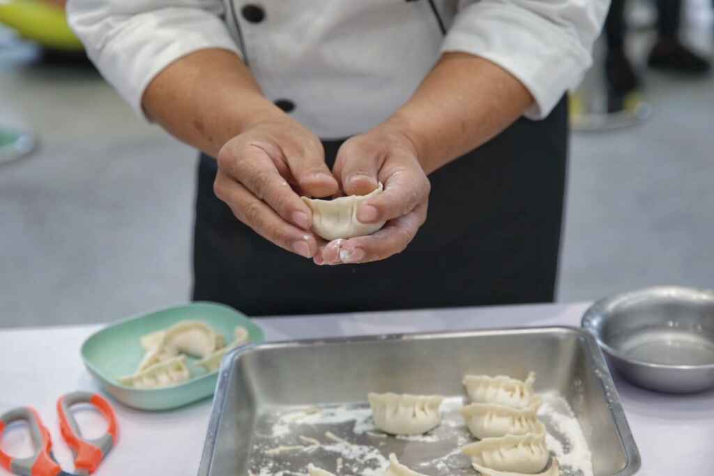 「屏東餃子王」決賽18日於屏東勝利星村登場。