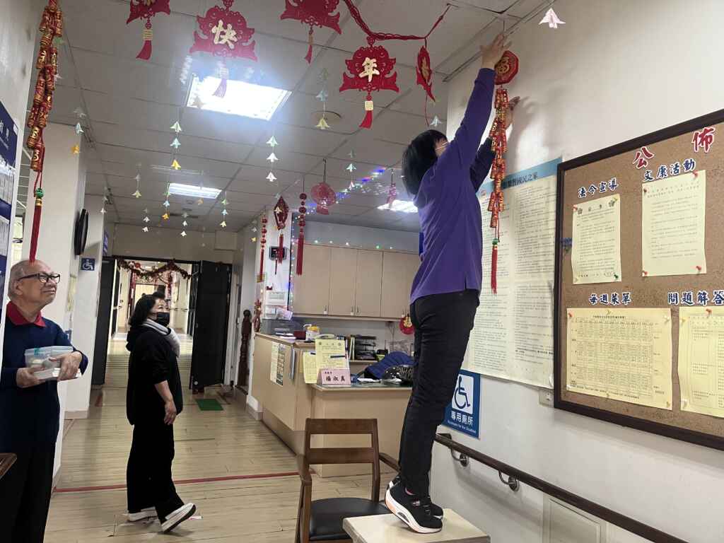 ▲中彰榮家迎春除舊佈新，大掃除的同時，也著手佈置春節裝飾，增添年味，一起迎接新春到來。（記者林明佑翻攝）