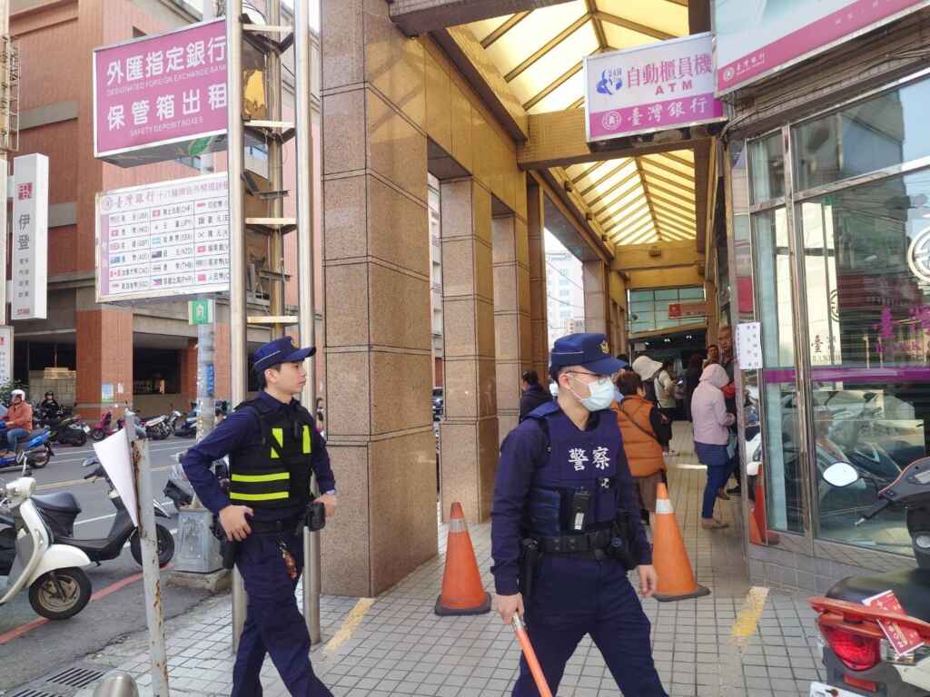 斗六警方派員加強實施護鈔措施。(記者廖承恩翻攝)