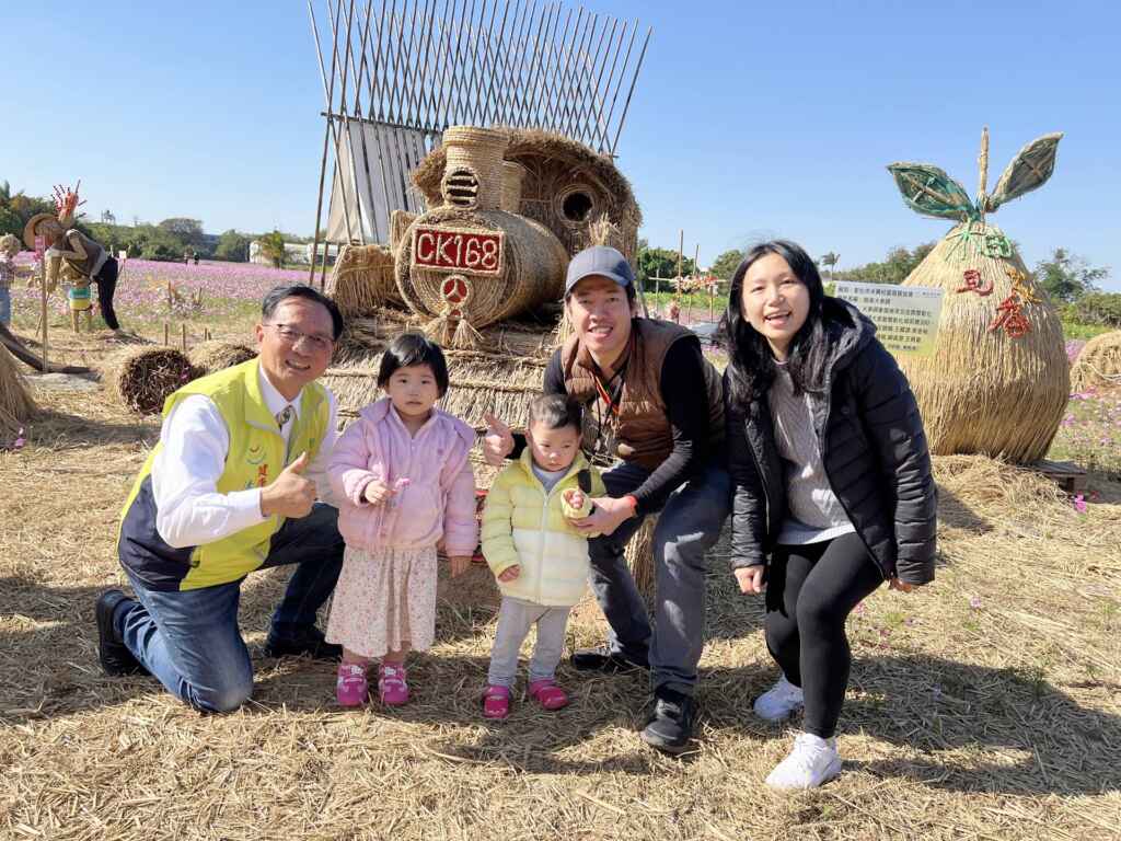 ▲林世賢市長歡迎大家到彰化市彰草路123巷旁（彰草路與金馬路交叉路口）農田賞花樂。（記者林明佑翻攝）