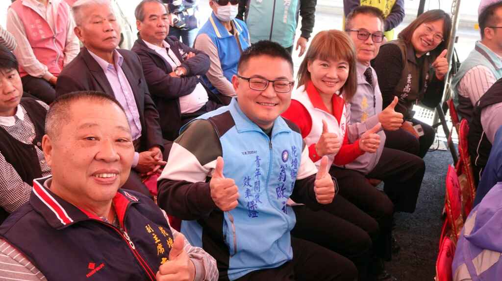▲花壇鄉民代表會副主席李政雄與鄉民代表葉尚雯、翁啟祐等人出席東彰道路北段通車典禮。(記者林明佑攝)