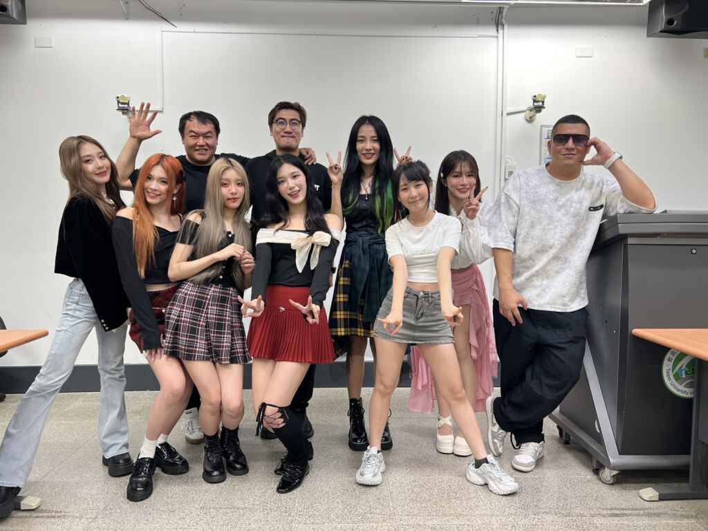 ▲草爺率領數十組歌手，參與紅心字會《送愛進校園》首開校唱先例全義唱服務