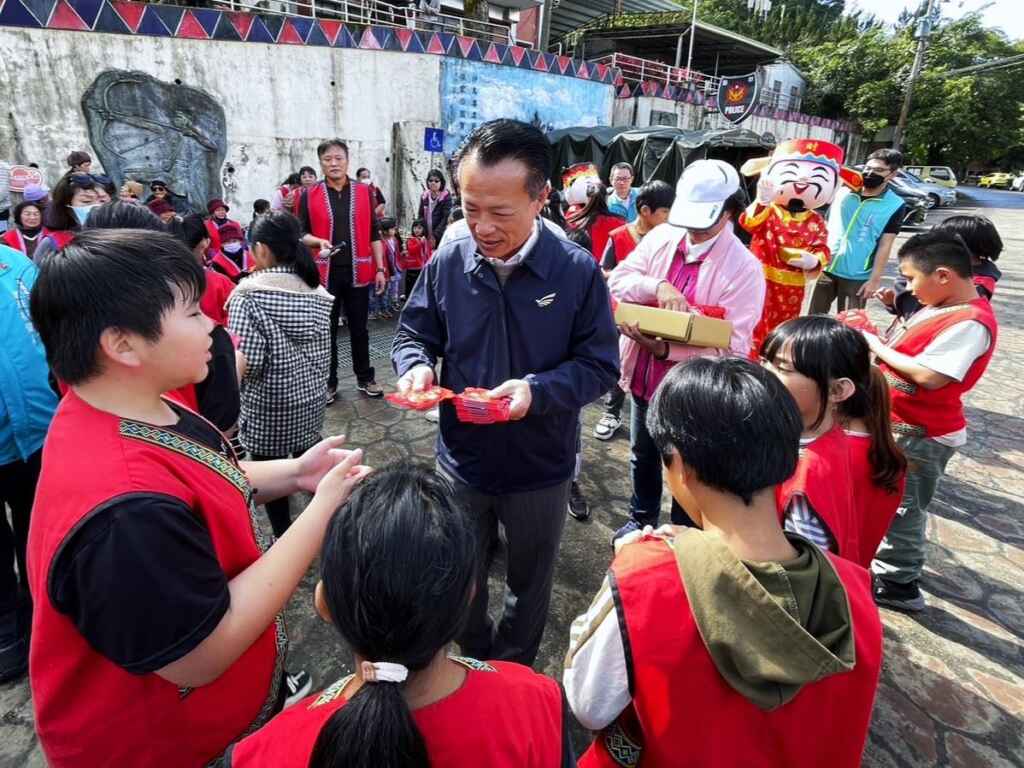 嘉義縣長翁章梁前往大埔鄉及阿里山鄉各部落發放「祥蛇獻瑞—要蛇麼，有蛇麼—」的新春紅包。