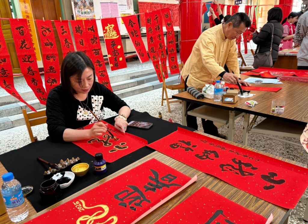 活動邀請書法名家林周生（右）與蔡依琳（左）當場揮毫送春聯。(記者廖承恩翻攝)