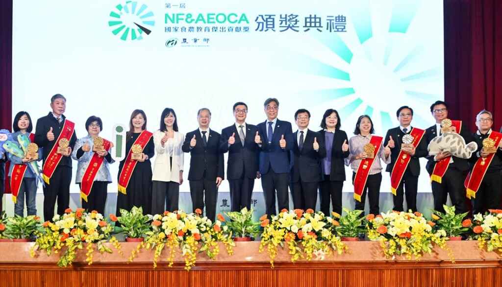 ▲卓揆頒發首屆國家食農教育傑出貢獻獎，食農教育向下扎根、向上發芽。（新傳處提供）