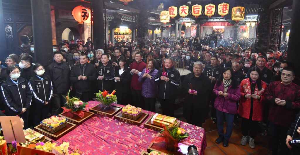▲新的一年，彰化縣長王惠美除夕夜前往鹿港文武廟、國定古蹟鹿港天后宮，以及福德祠、護安宮等廟宇參拜，各級民代與各宮廟主委一起參與，共同為大家祈求國泰民安、風調雨順。（彰化縣政府提供）
