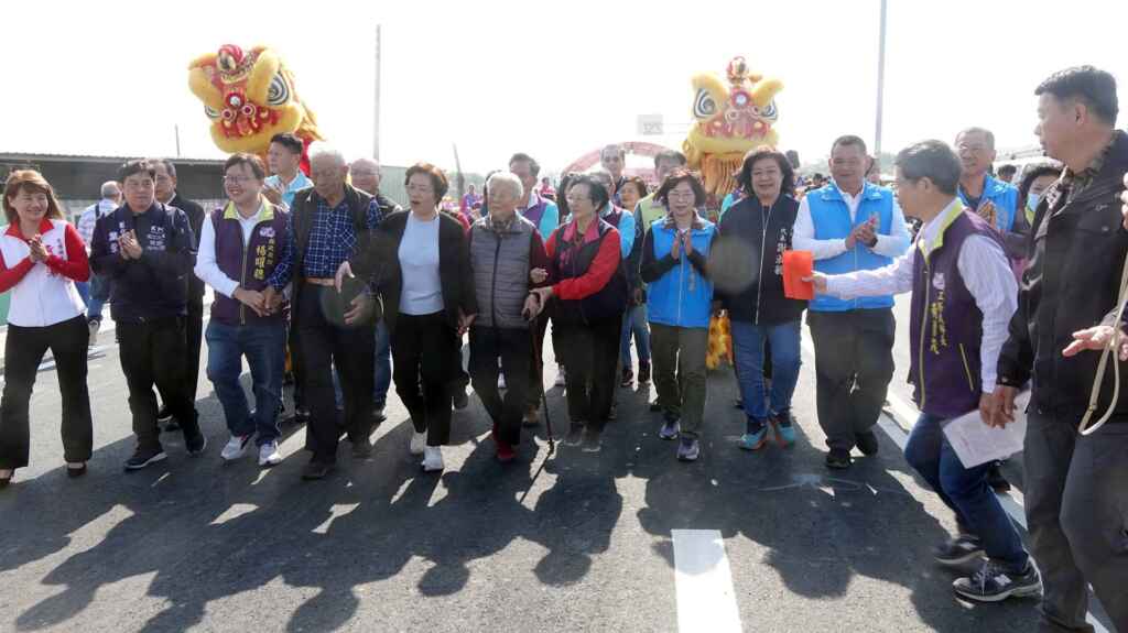 ▲彰化縣長王惠美與地方耆老及民代等象徵性行走,正式宣告東彰道路全線通車。(記者林明佑攝)