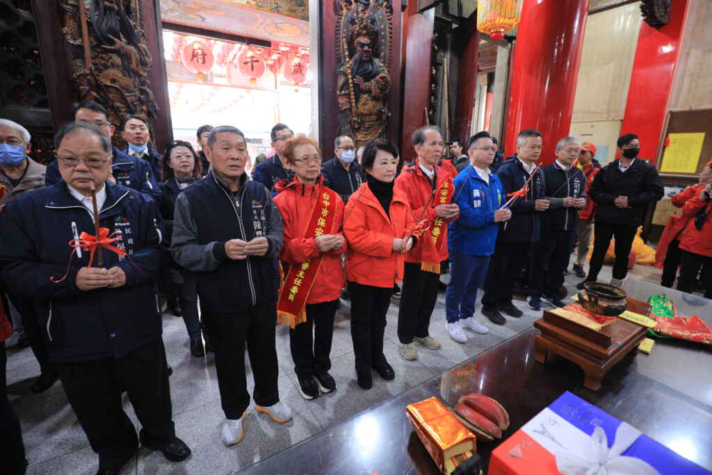 台中市保安宮75週年慶典遶境祈安,台中市長盧秀燕祈求市民幸福安康。