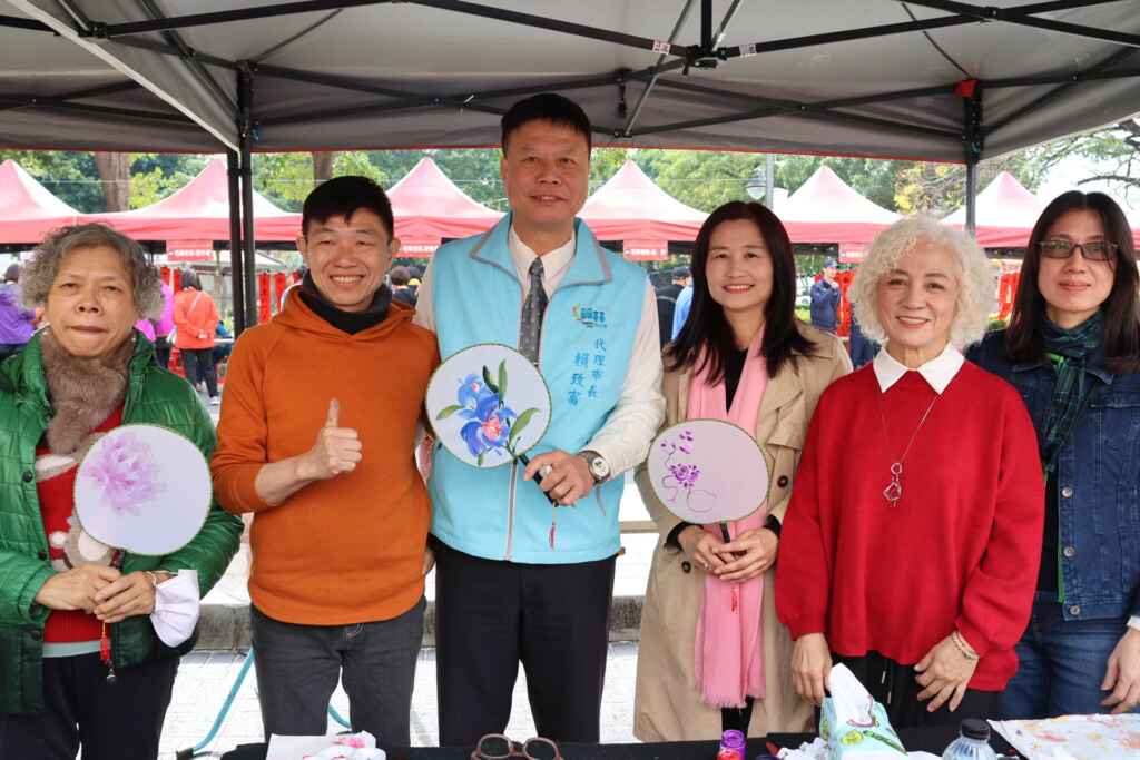 ▲員林市代理市長賴致富與畫扇彩繪大師合影。(員林市公所提供)
