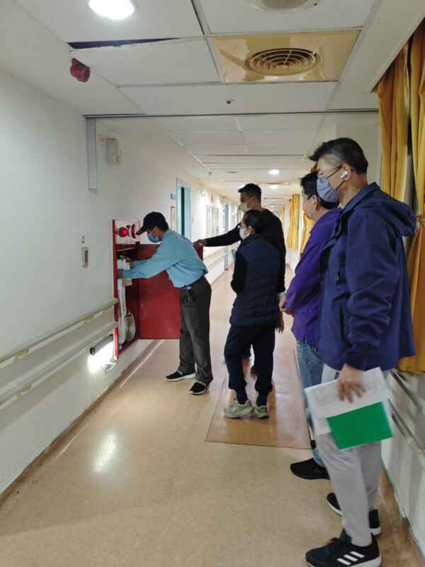 ▲彰化榮家主任蘇再勝親自示範消防水帶使用方式,讓在場的所有人員都能在真實環境中熟悉應急程序和消防設備使用,確保在突發災難發生時能迅速有效地應對。(記者林明佑翻攝)