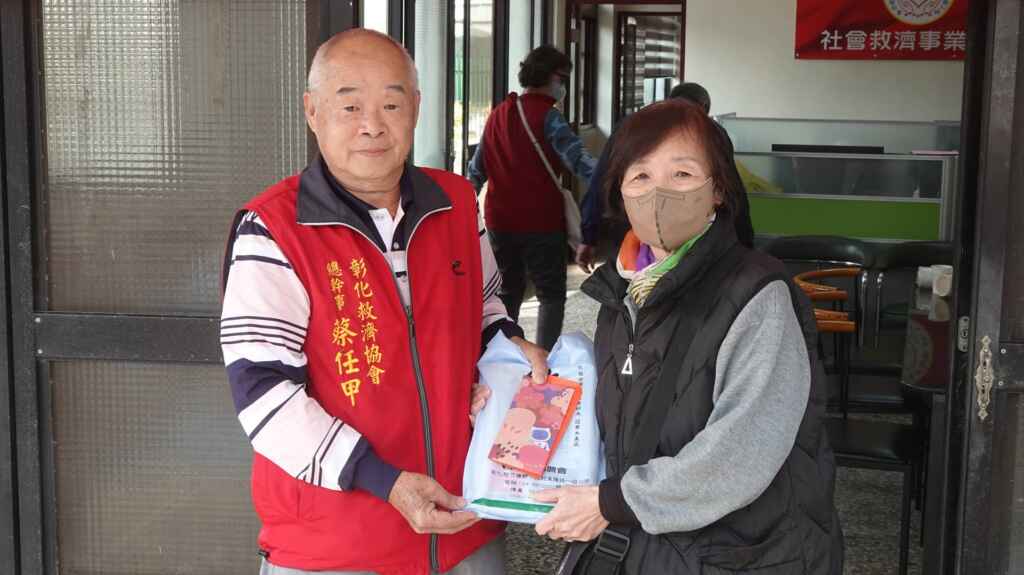 ▲彰化市社會救濟事業協會總幹事蔡任甲發放關懷慰問金及物資。(記者林明佑攝)