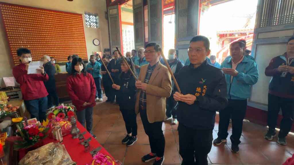 ▲鹿港文武廟今天舉行文衡聖帝1866週年聖誕祭祀大典，鹿港鎮長許志宏率公所團隊與代表、里長們，一同清香祝禱，誠心祈求文衡聖帝庇佑五穀豐登、萬商繁榮，人民皆得安居樂業，平安順遂。（記者林明佑攝）