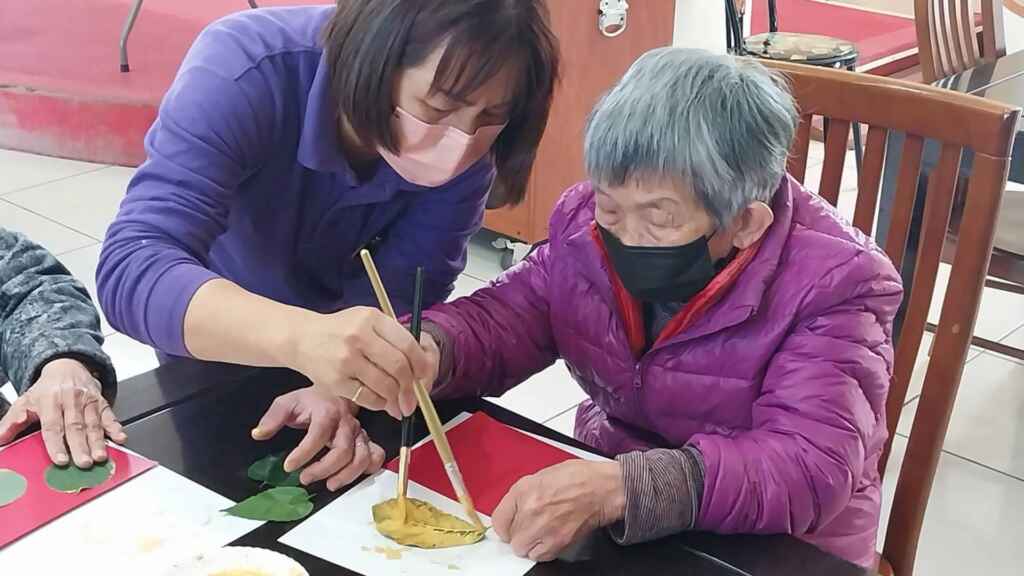 ▲彰化榮家攜手臺中榮民總醫院高齡醫學中心推出一系列的認知活動課程，21日課程主題為「拓印植物吉祥畫」，鼓勵住民們親手製作專屬於自己的吉祥卡片，為新的一年注入正能量。（彰化榮家提供）