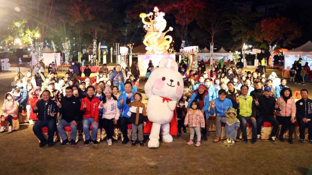 ▲2025員林燈會暨元宵節活動於今晚在員林公園熱鬧登場，今年以「蛇來好運All in 員林」作為燈會主題，與人氣IP角色「兔兔超人」合作，規劃一系列精彩燈區，活動熱鬧非凡。（員林市公所提供）