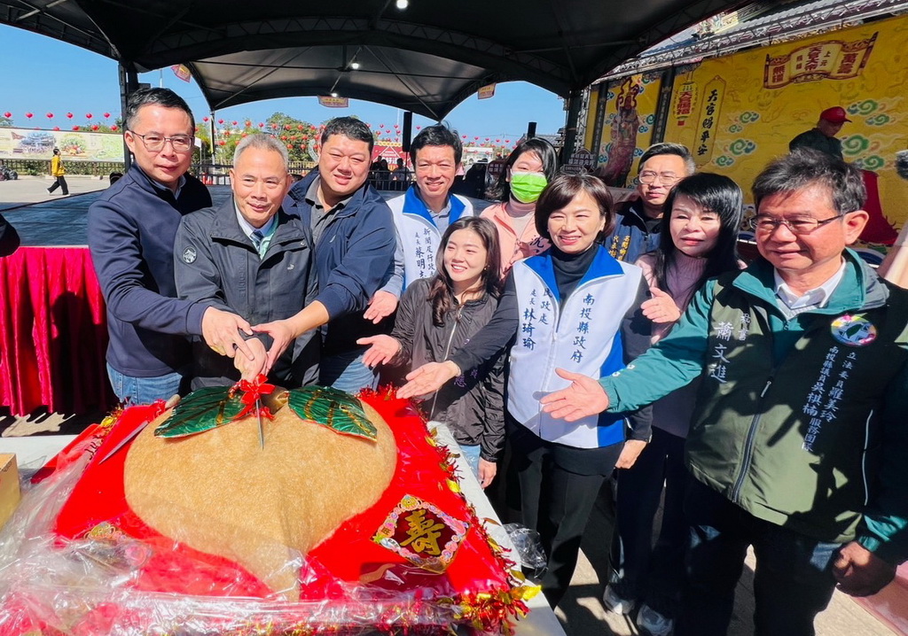 主委陳登岳與來賓們分切米糕桃贈信眾呷平安。▲(記者蘇彩娥攝)