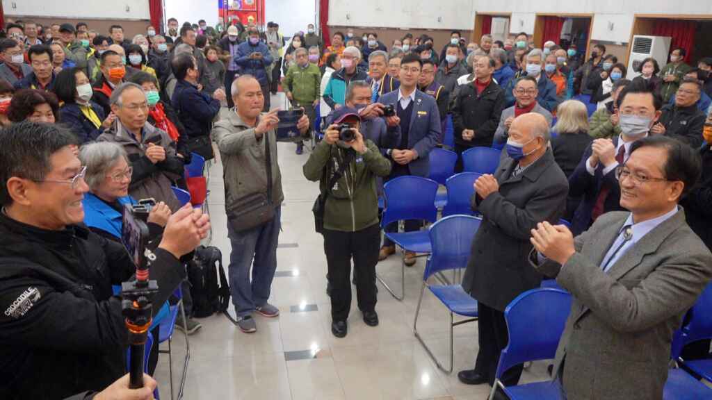 ▲彰化市長林世賢與市民代表會主席陳文賓互道新年恭喜。（記者林明佑攝）