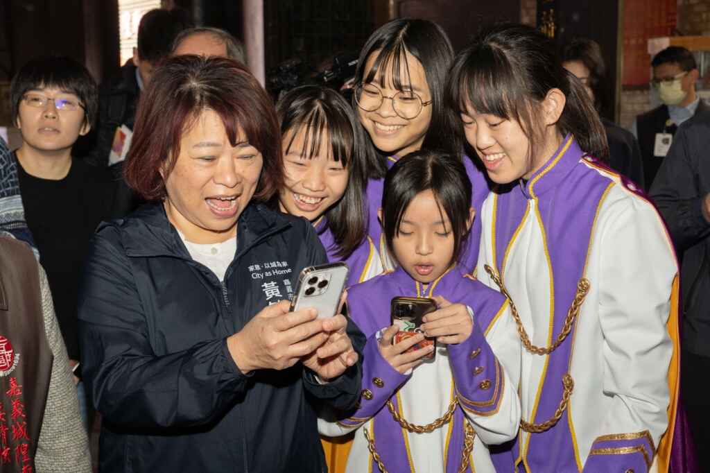 嘉義市長黃敏惠與大業實中學生體驗解謎遊戲。