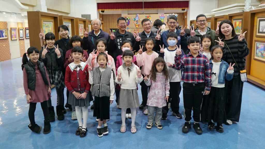 ▲童畫王國兒童藝術基地自即日起至3月23日止，在鹿港鎮圖書藝文中心展出「異想世界．兒童畫展」，展出106幅畫作，鹿港鎮長許志宏歡迎各界踴躍前來觀賞。（記者林明佑攝）