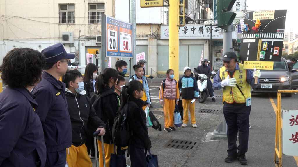 ▲彰化縣警察局本次特地邀請退休員警「嗶嗶哥」江敦霖前來擔任護童志工,他也義不容辭地前來參與護童活動。(記者林明佑攝)