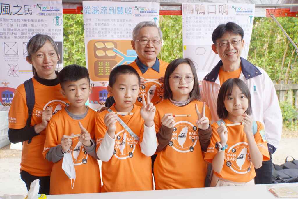 ▲大葉大學方文昌校長(後排右)希望透過科學列車活動促進教育平權。(大葉大學提供)