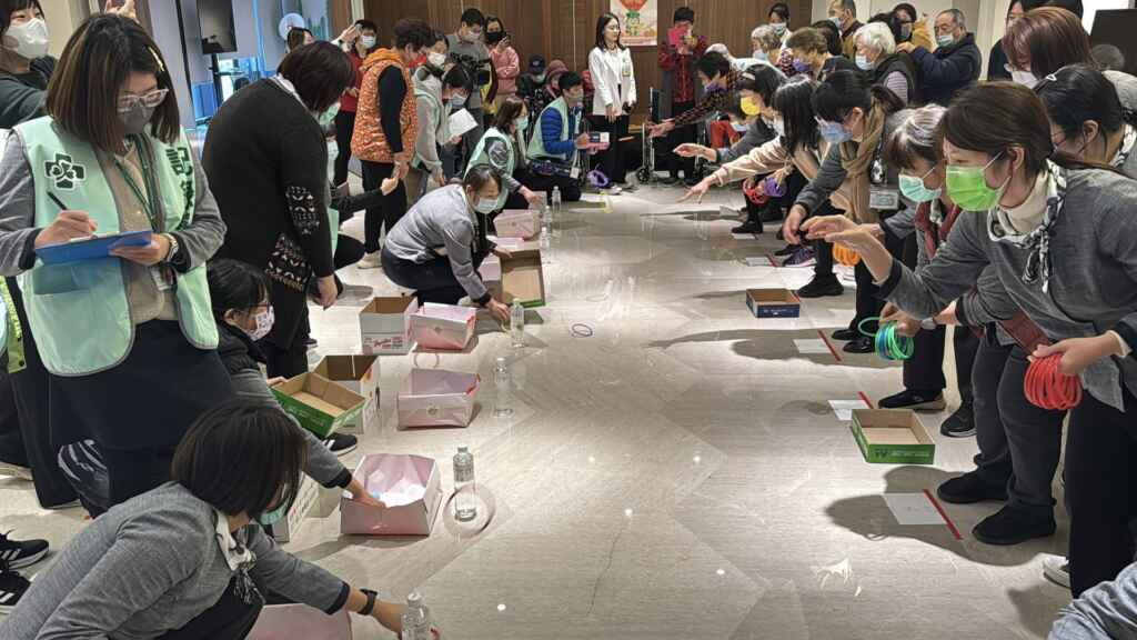 ▲秀傳醫院舉辦元宵闖關活動，有套圈圈、投乒乓球、推棒球和組裝燈籠四個趣味關卡。（記者林明佑攝）