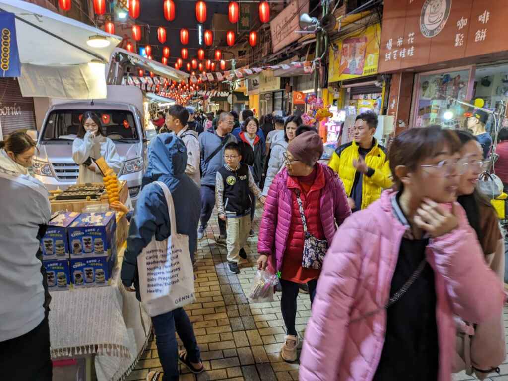 ▲入夜後低溫下人潮仍不斷。(彰化市公所提供)