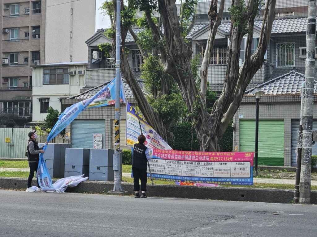 非營利性活動或公益活動經核准後始得懸繫掛，應依循屏東縣廣告物管理自治條例規定，不得橫跨車道及人行道上方，十字路口及交通號誌周邊二十公尺內亦不得設置。