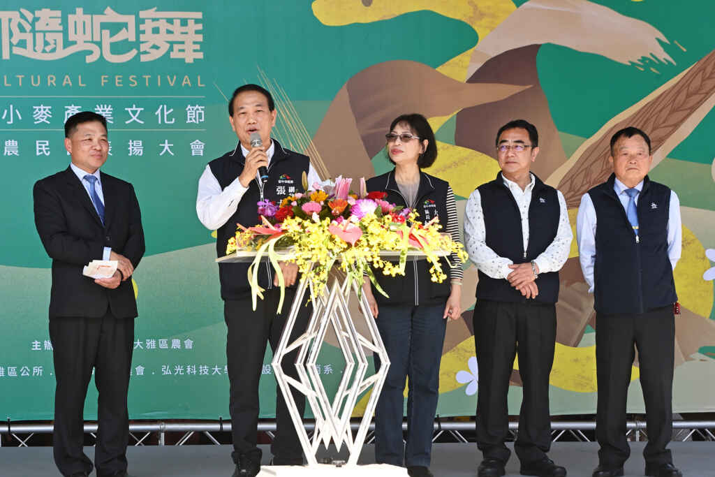 ▲114年度大雅區小麥產業文化節「浪麥隨蛇舞」活動,台中市副秘書長張大春致詞。(記者張玉泰攝)