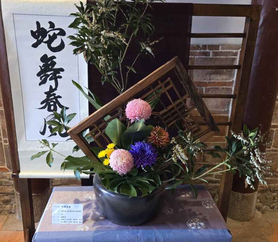 ▲彰化縣中華花藝協會以花藝迎接蛇年的到來,展覽共展出四十餘件精美作品。(記者林明佑翻攝)