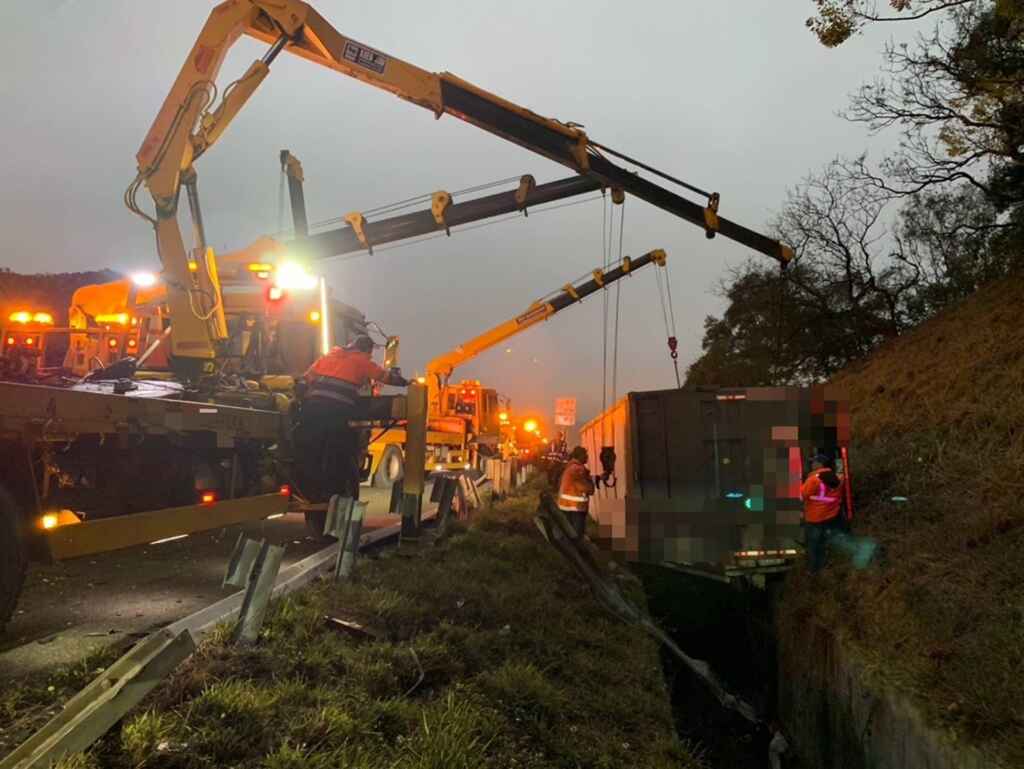▲國道三號外埔路段今天清晨發生6車連環追撞，其中大貨車衝出外側邊坡，整起事故造成3人受傷，分別送往梧棲童綜合醫院及大甲李綜合醫院救治。（民眾提供）